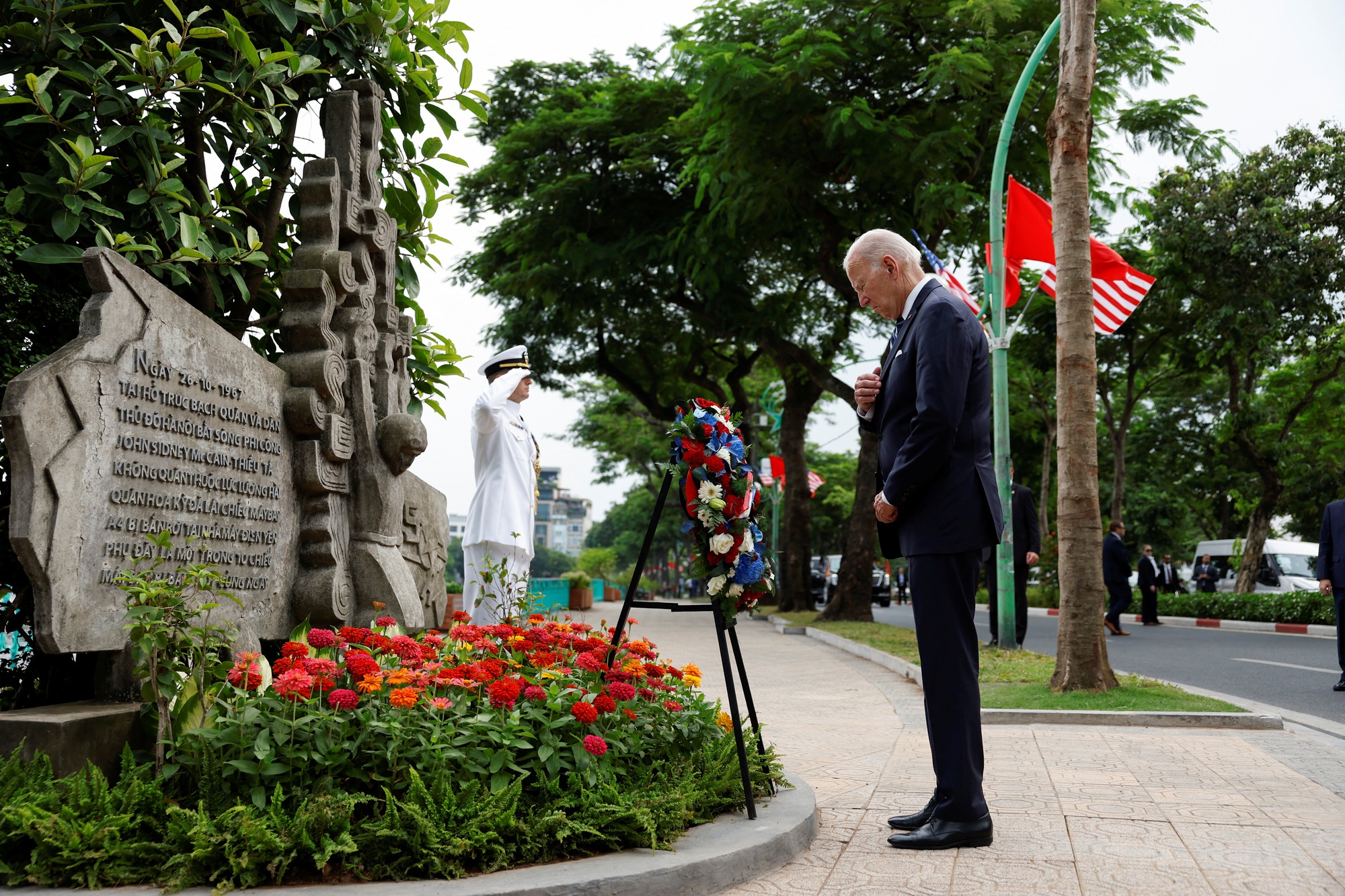 Tổng thống Joe Biden đặt hoa tại ph&ugrave; đi&ecirc;u cố Thượng nghị sĩ John McCain - Ảnh 1.