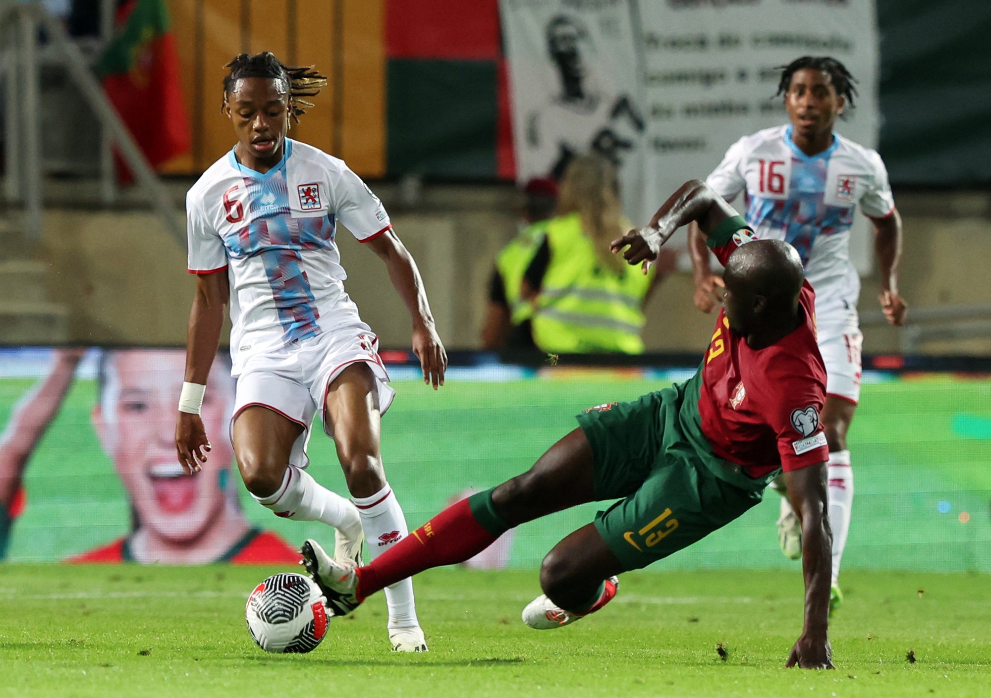Vắng si&ecirc;u sao Ronaldo, Bồ Đ&agrave;o Nha đ&egrave; bẹp Luxembourg 9 b&agrave;n kh&ocirc;ng gỡ - Ảnh 2.
