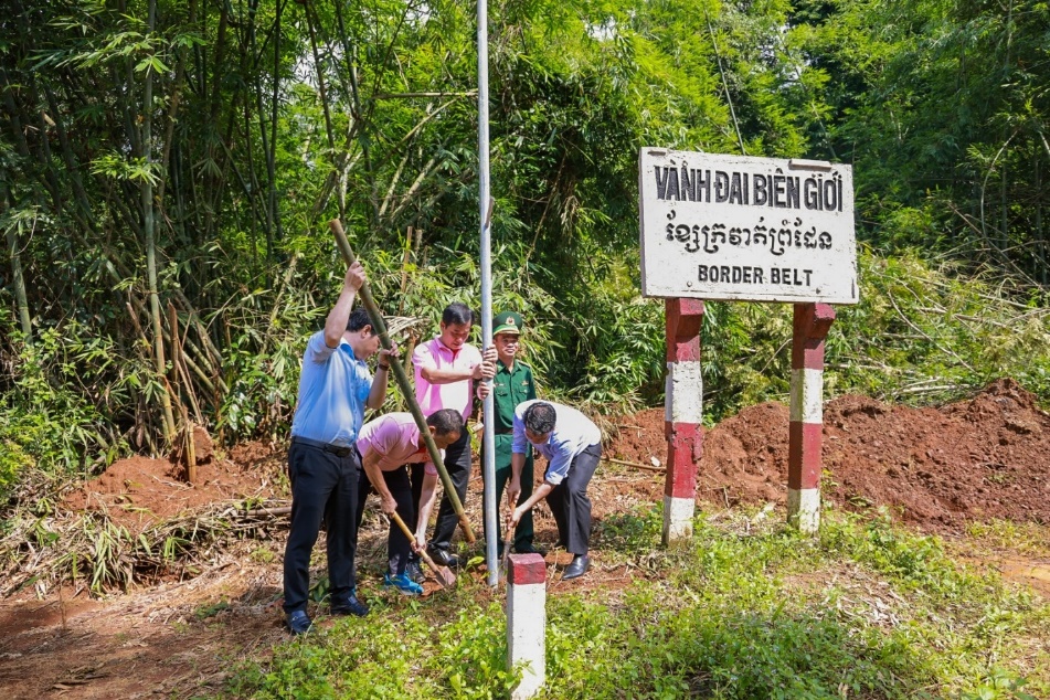 C.P. Việt Nam b&agrave;n giao c&ocirc;ng tr&igrave;nh &ldquo;&Aacute;nh s&aacute;ng bi&ecirc;n cương&rdquo; năm 2023 cho Đồn Bi&ecirc;n ph&ograve;ng Đăk Ơ - Ảnh 2.
