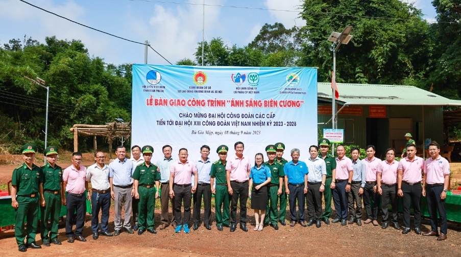 C.P. Việt Nam b&agrave;n giao c&ocirc;ng tr&igrave;nh &ldquo;&Aacute;nh s&aacute;ng bi&ecirc;n cương&rdquo; năm 2023 cho Đồn Bi&ecirc;n ph&ograve;ng Đăk Ơ - Ảnh 3.