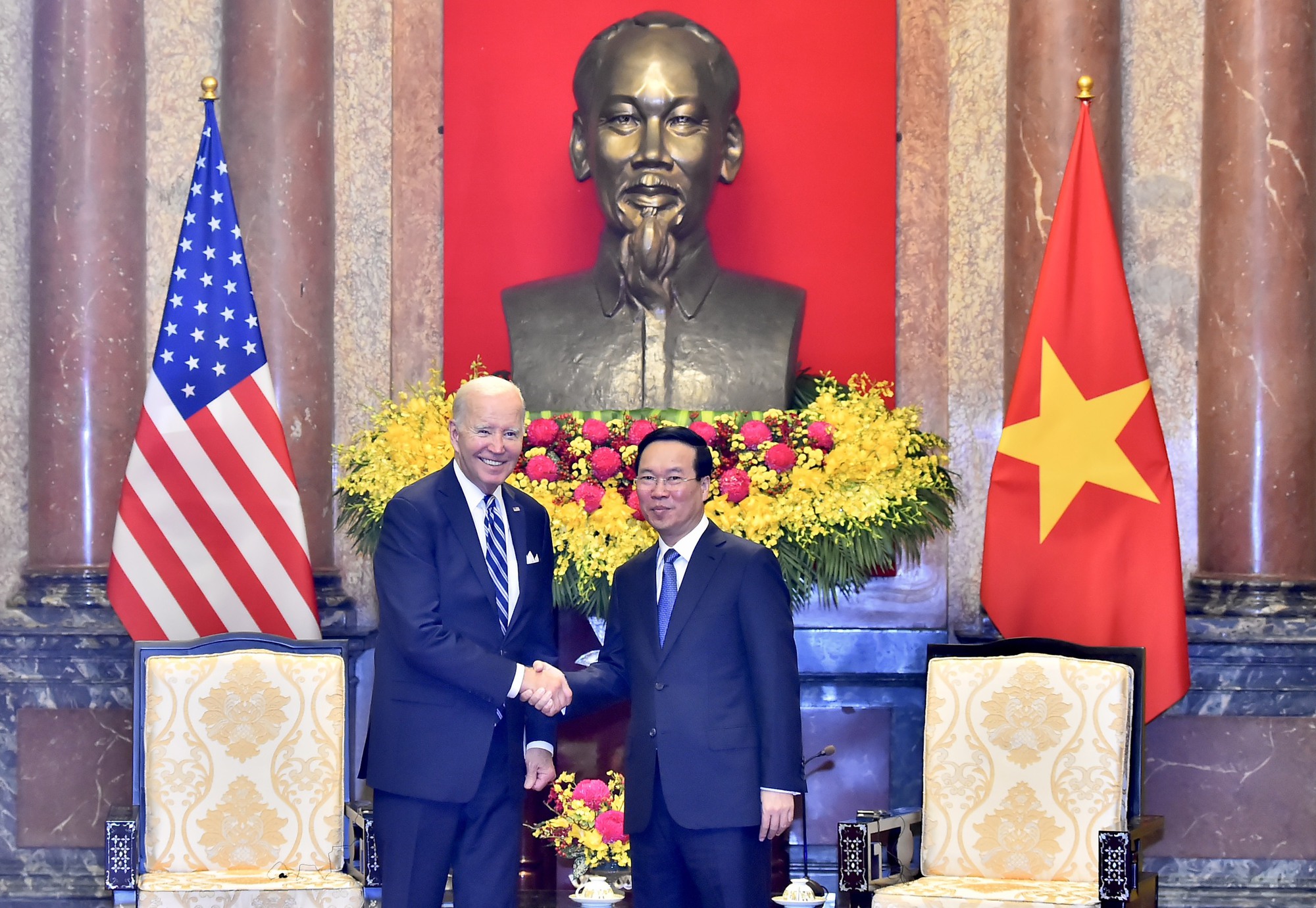 Chủ tịch nước tặng Tổng thống Biden cuốn sách "Hồ Chí Minh - Thư gửi nước Mỹ"