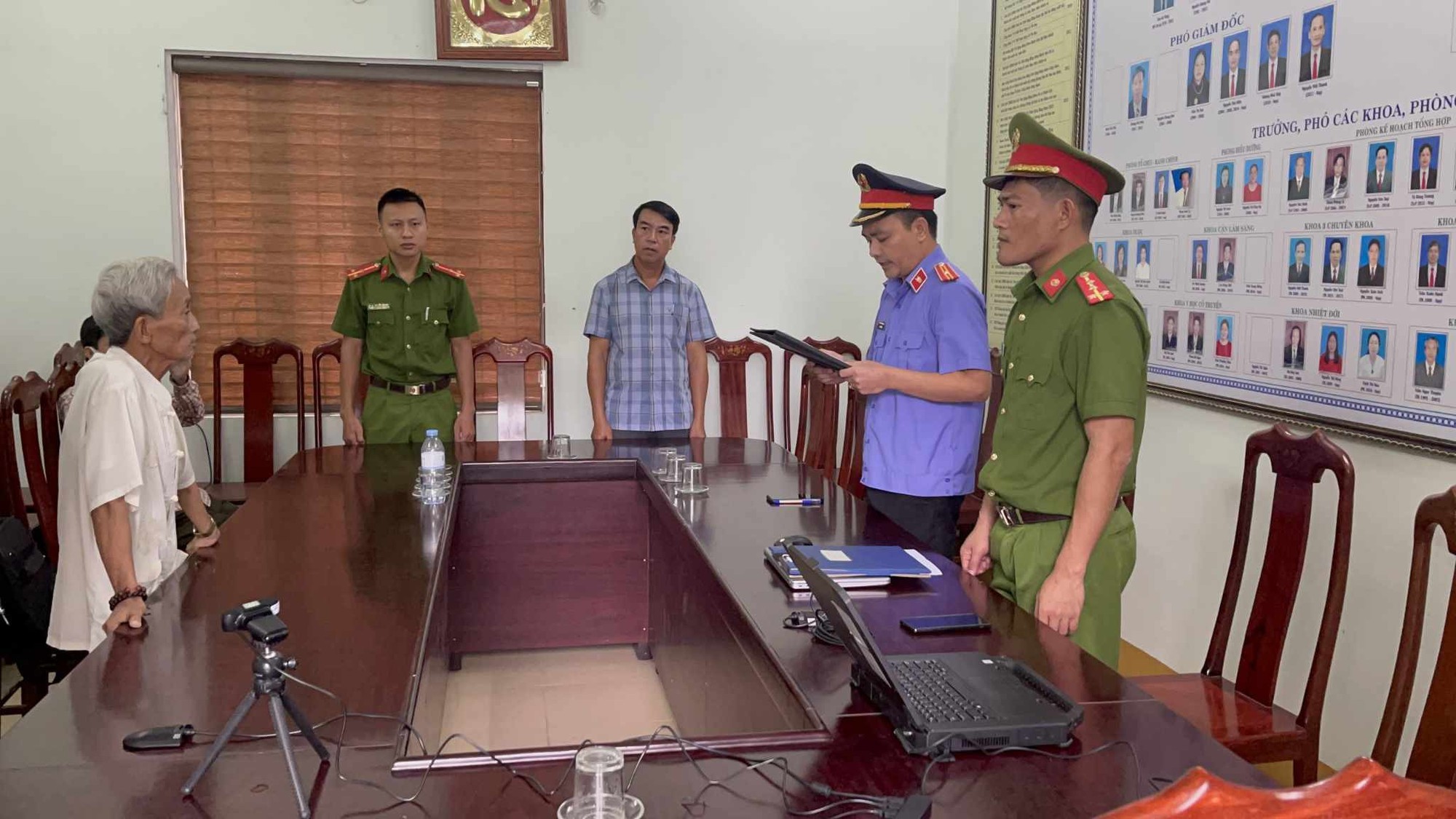 Đoàn Quang Dương nổ quen biết nhiều lãnh đạo tỉnh để lừa đảo chiếm đoạt tài sản - Ảnh 1.