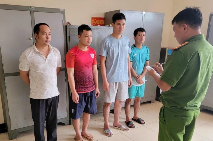 Khởi tố 5 nhân viên sân bay mở khóa vali ký gửi trộm tài sản
