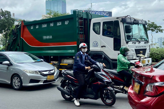 5-Box-Xe-chở-rác-trên-đường-Tôn-Đức-Thắng,-quận-1