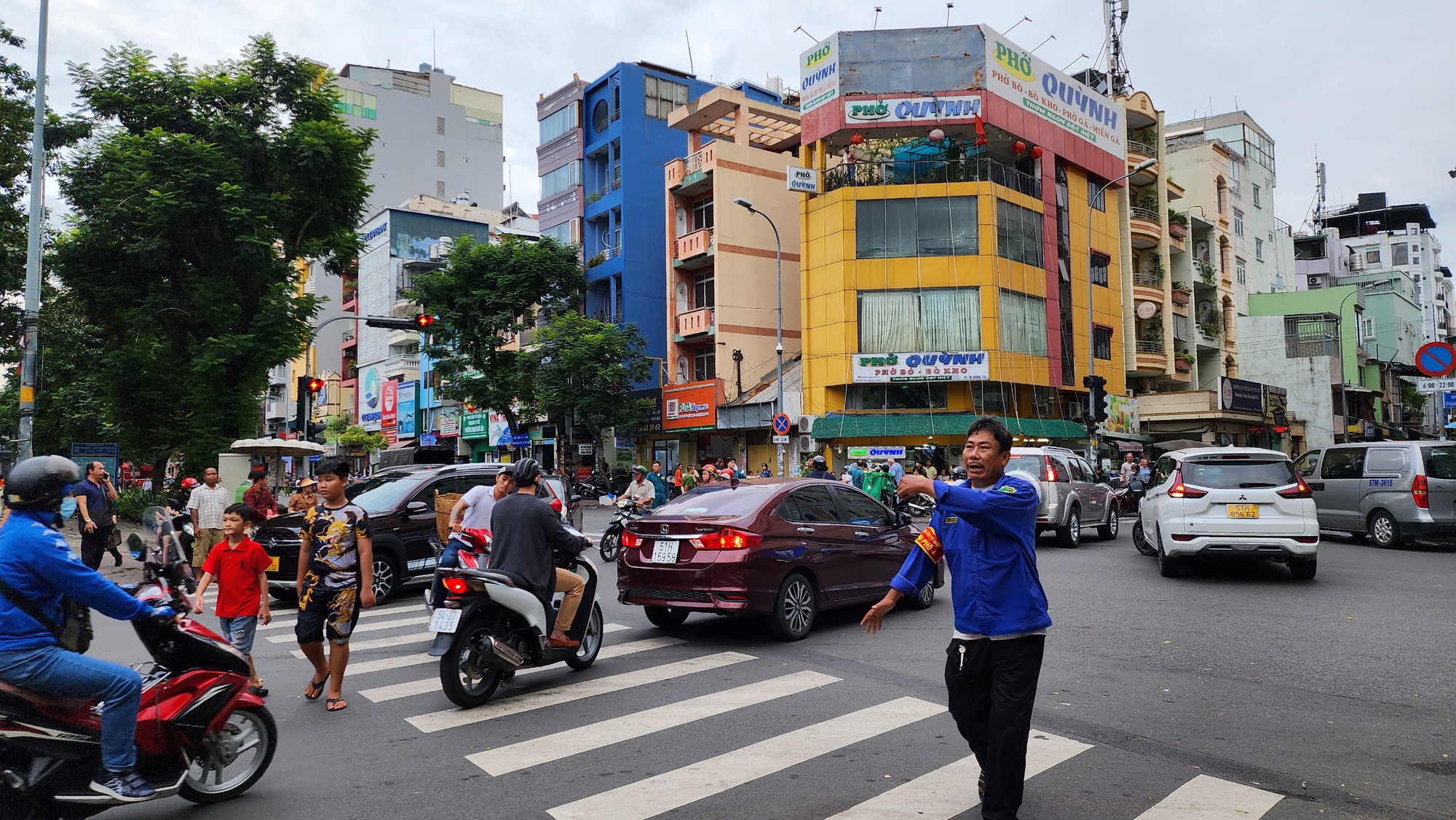 Giao thông khu vực trung tâm TP HCM rối loạn vì đám cháy