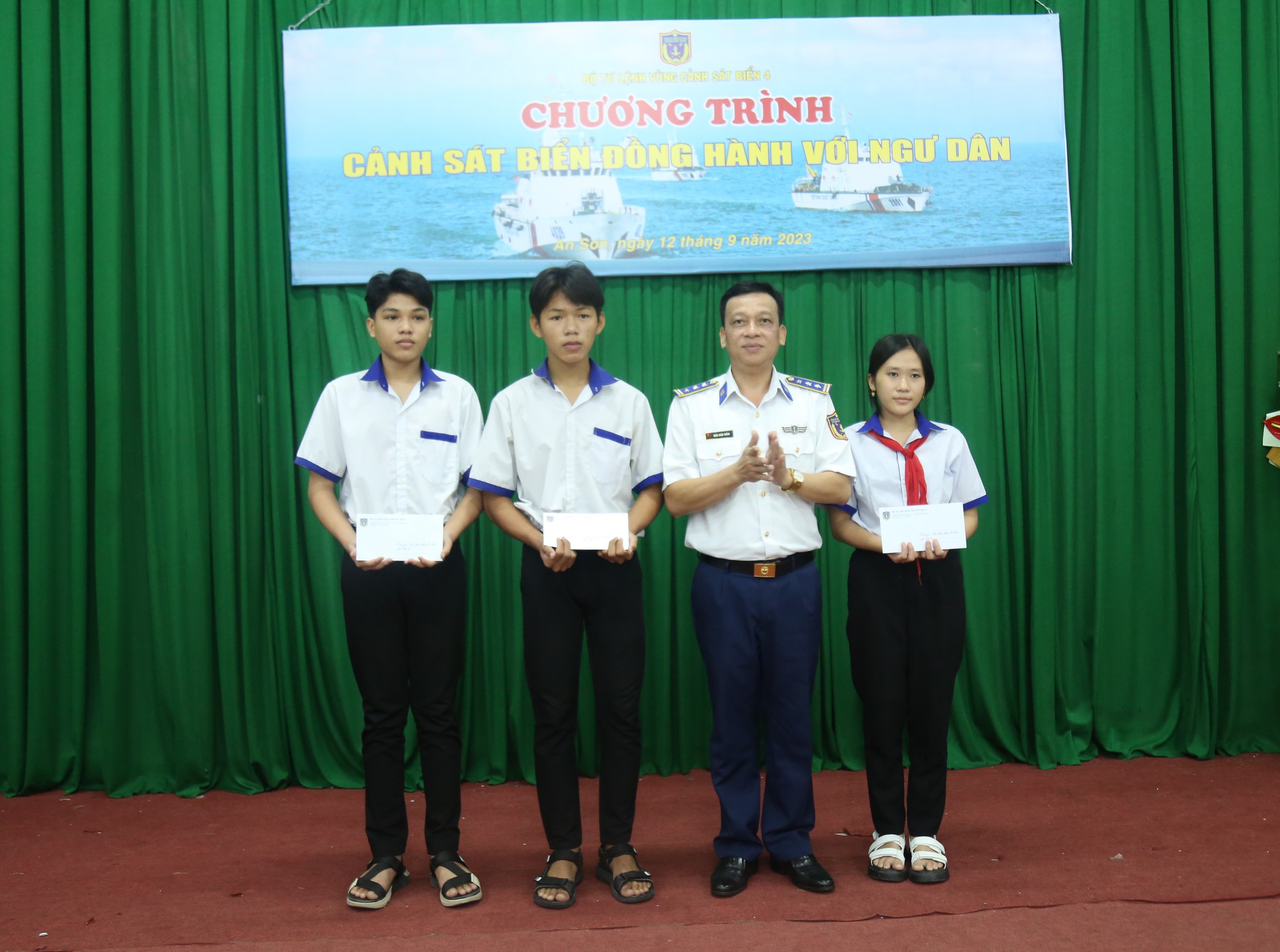 Trao cờ Tổ quốc trong chương tr&igrave;nh &ldquo;Cảnh s&aacute;t biển đồng h&agrave;nh với ngư d&acirc;n&rdquo; - Ảnh 1.