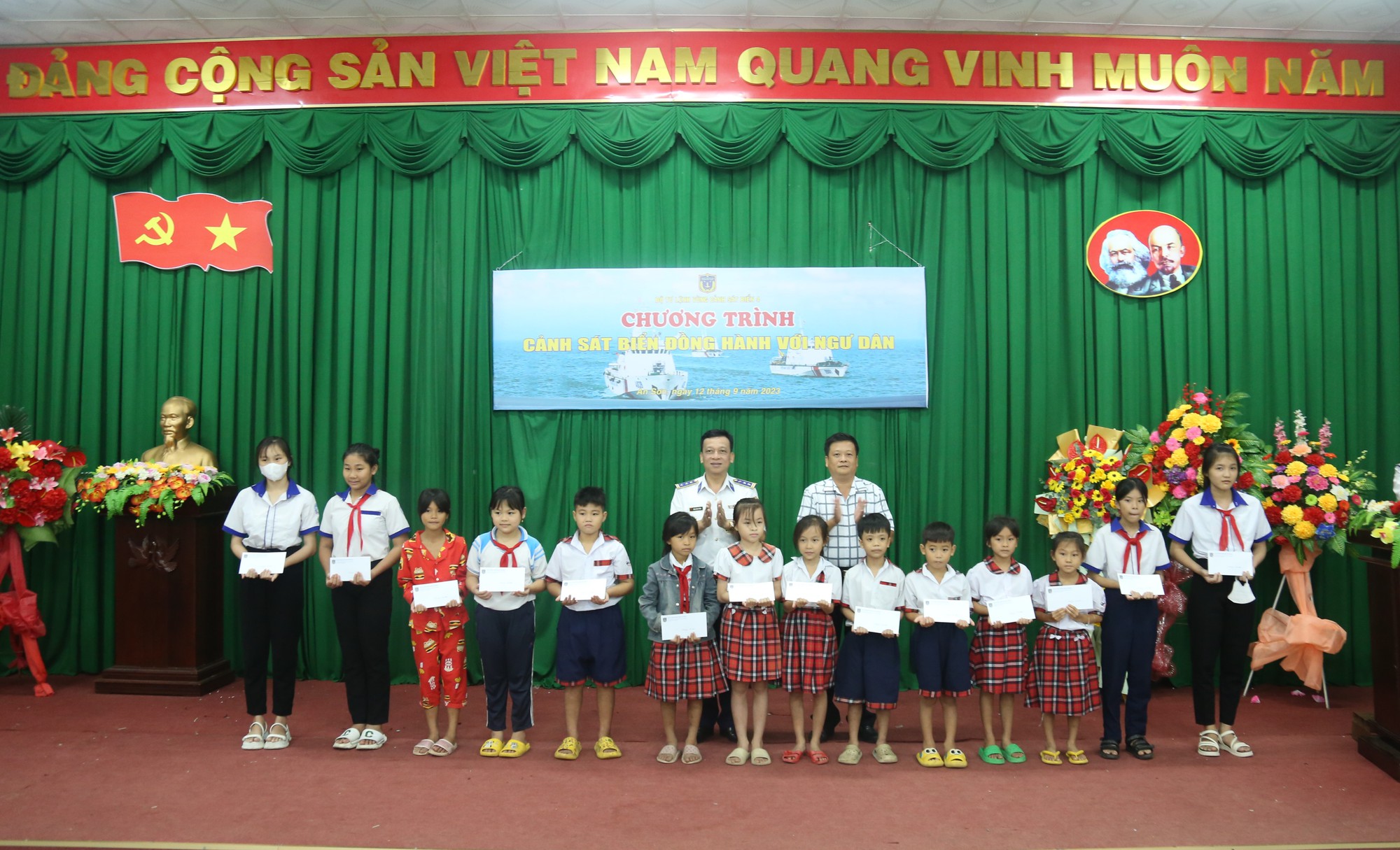 Trao cờ Tổ quốc trong chương tr&igrave;nh &ldquo;Cảnh s&aacute;t biển đồng h&agrave;nh với ngư d&acirc;n&rdquo; - Ảnh 2.