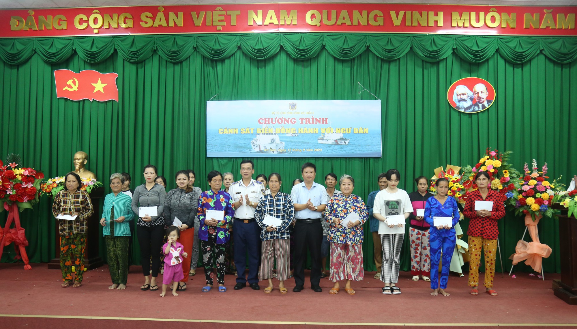 Trao cờ Tổ quốc trong chương tr&igrave;nh &ldquo;Cảnh s&aacute;t biển đồng h&agrave;nh với ngư d&acirc;n&rdquo; - Ảnh 4.