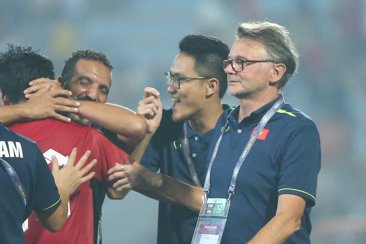 HLV Troussier: U23 Việt Nam phải ghi bàn từ bóng "sống" nhiều hơn
