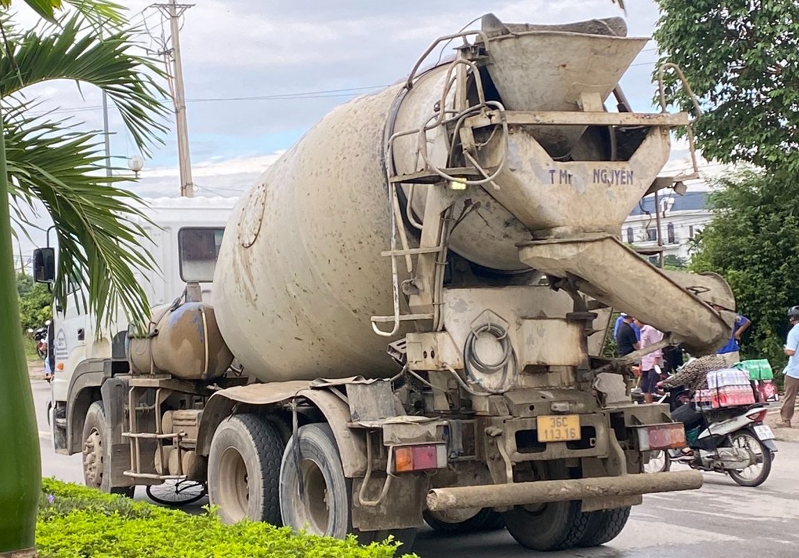 Xe bồn cán chết người phụ nữ đi xe đạp