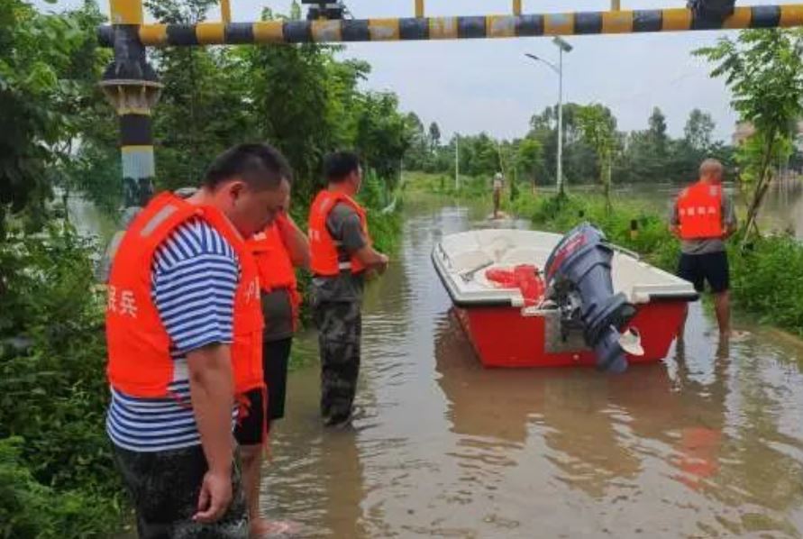 C&aacute; sấu sổng chuồng h&agrave;ng loạt sau mưa lũ ở Trung Quốc - Ảnh 2.