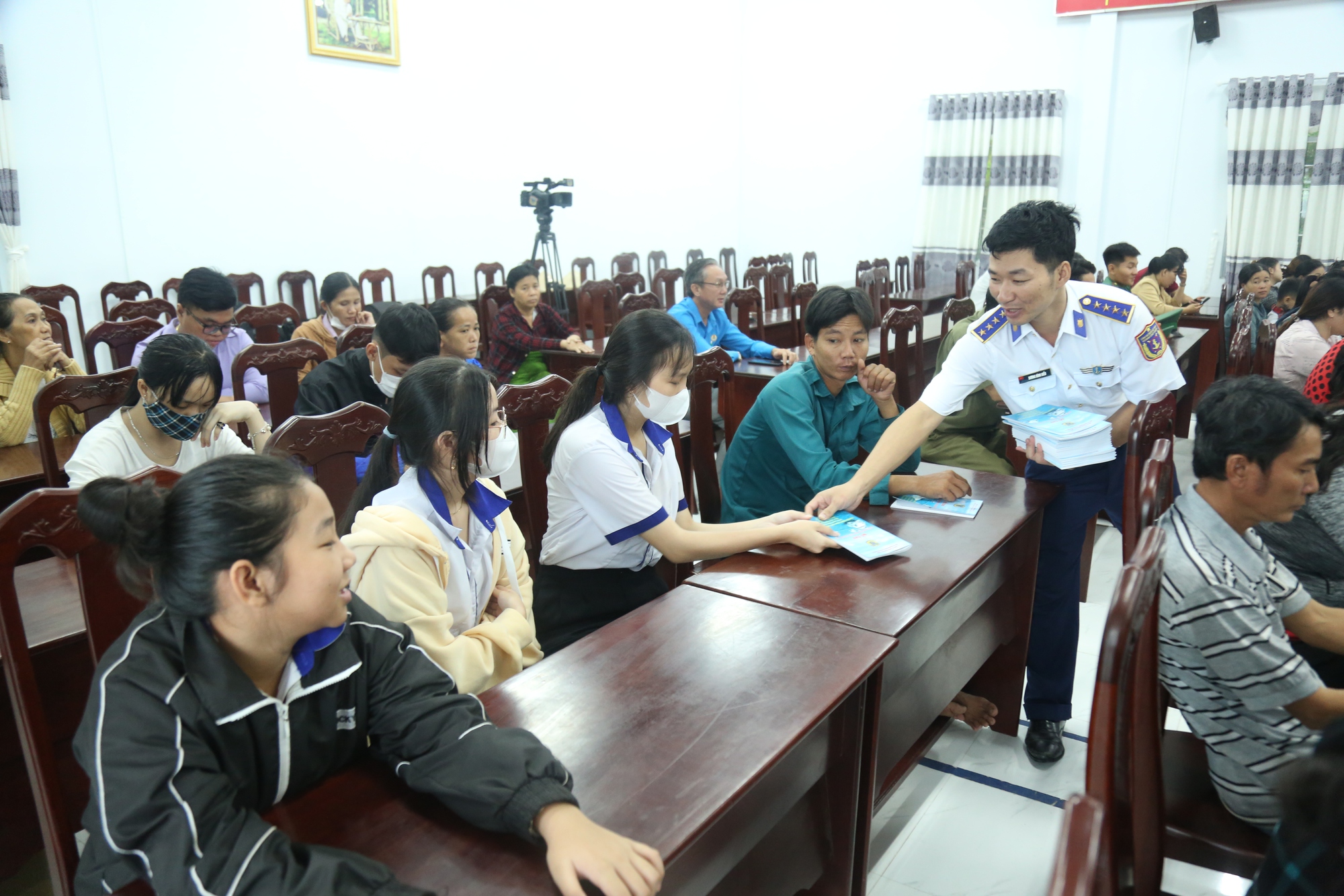 Trao cờ Tổ quốc trong chương tr&igrave;nh &ldquo;Cảnh s&aacute;t biển đồng h&agrave;nh với ngư d&acirc;n&rdquo; - Ảnh 3.