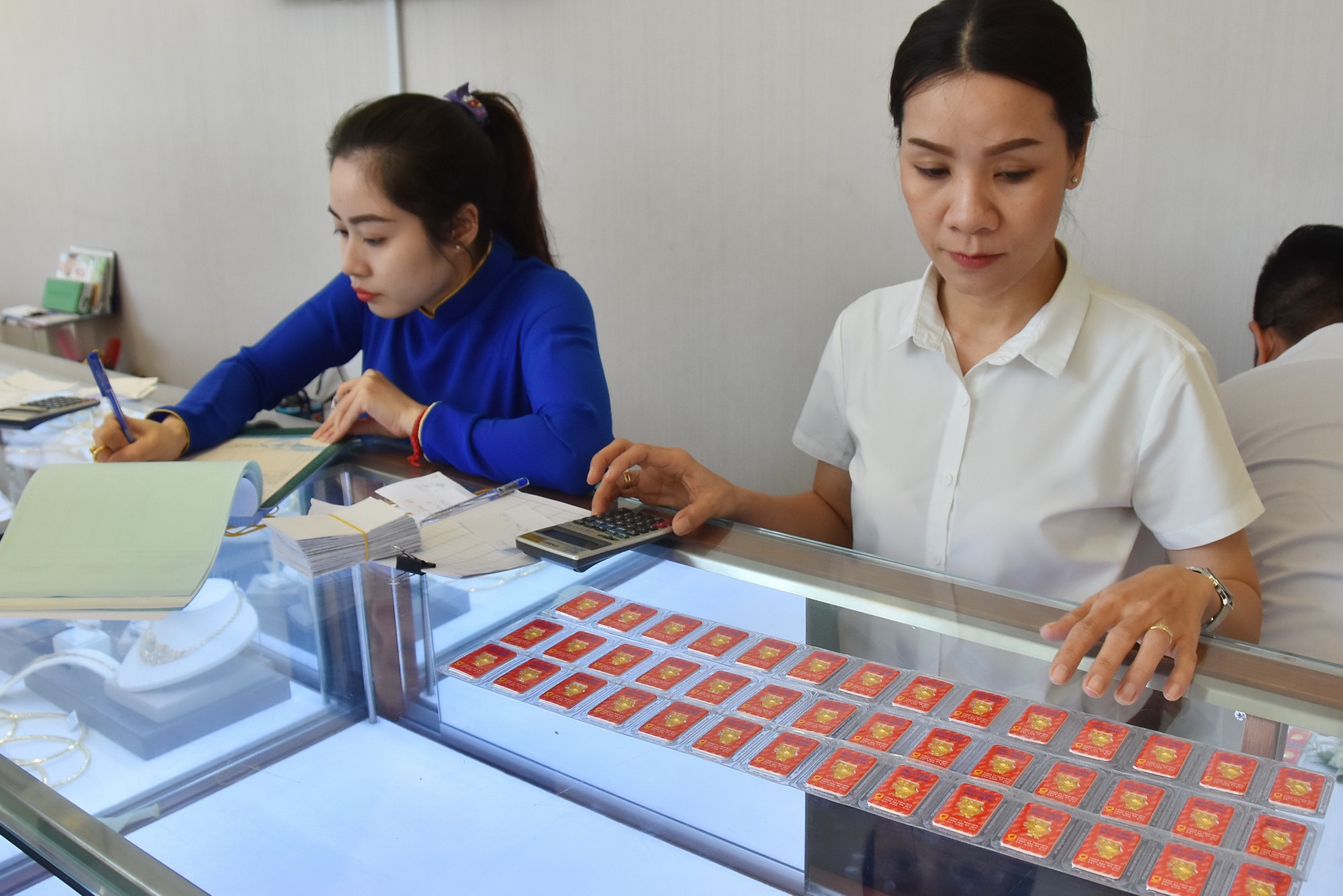 Giá vàng hôm nay 13-9: Đồng loạt rớt giá