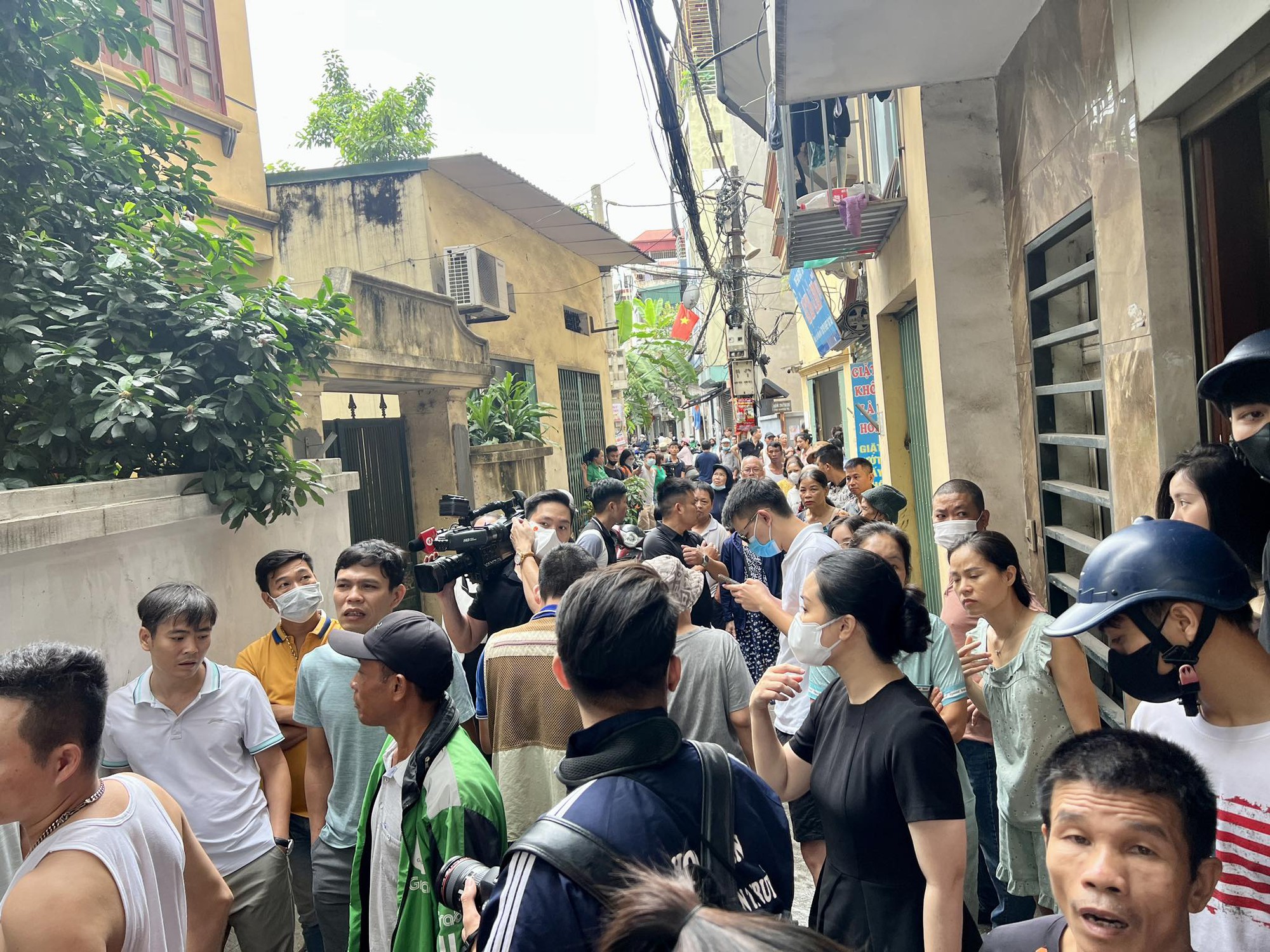 Ng&oacute;ng t&igrave;m người th&acirc;n trong vụ ch&aacute;y đặc biệt nghi&ecirc;m trọng tại chung cư mini - Ảnh 5.