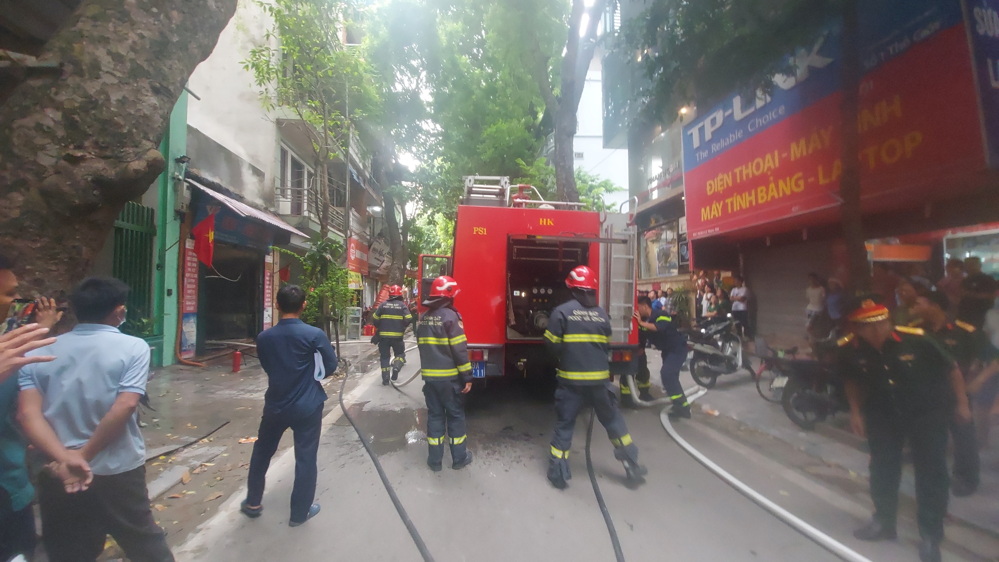 CLIP: Ch&aacute;y nh&agrave; tr&ecirc;n phố L&yacute; Nam Đế, huy động 3 xe chữa ch&aacute;y - Ảnh 5.