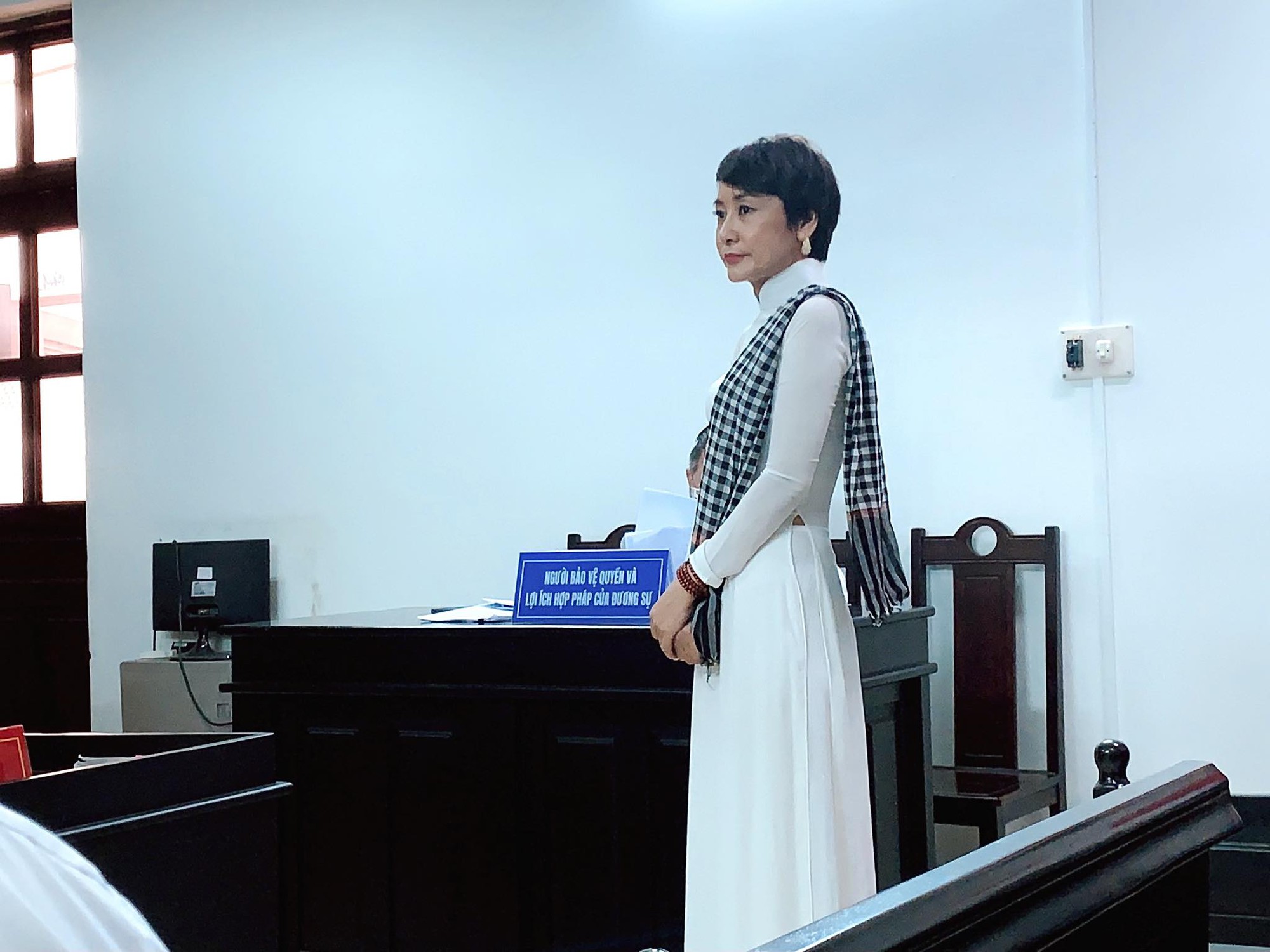 Cô giáo "uống thuốc ngủ trước mặt hiệu trưởng" yêu cầu bồi thường hơn 2 tỉ đồng