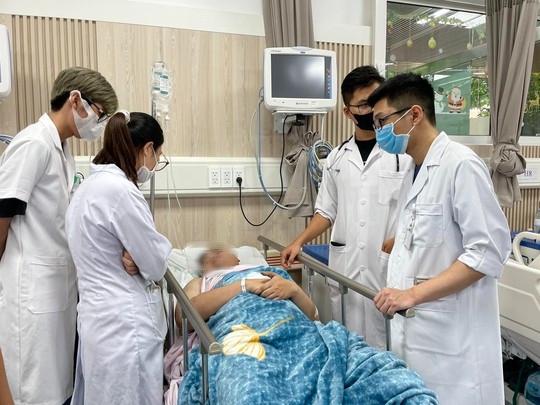 Nỗ lực cấp cứu nạn nh&acirc;n vụ ch&aacute;y chung cư mini đặc biệt nghi&ecirc;m trọng - Ảnh 4.