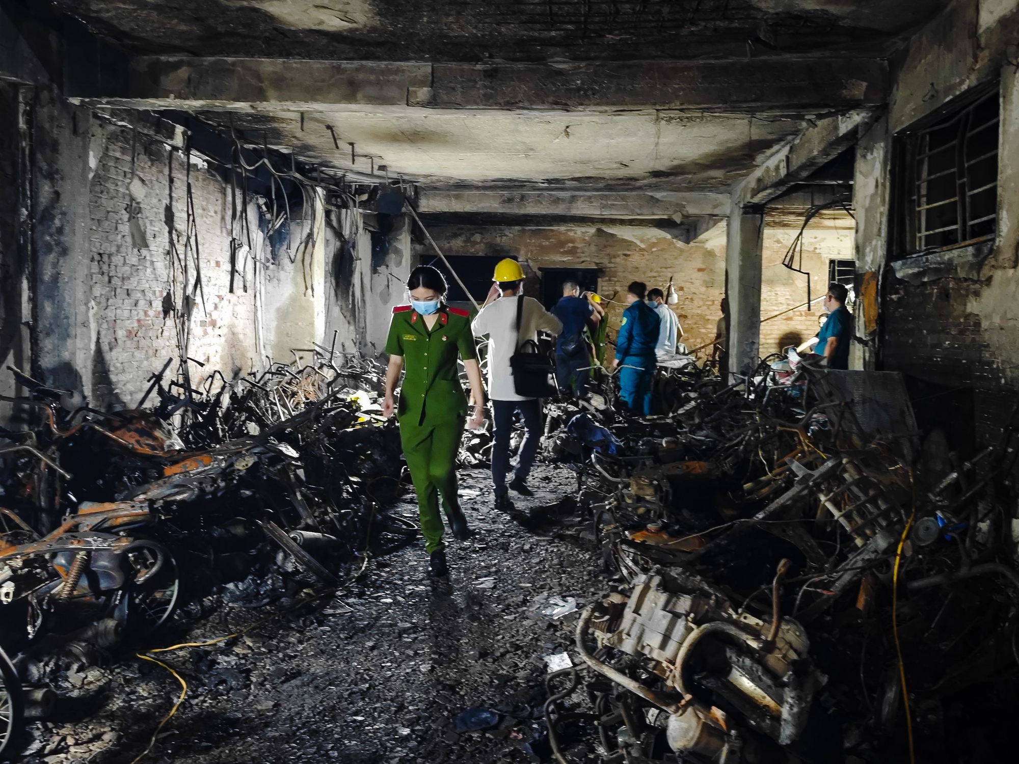 B&ecirc;n trong hiện trường vụ ch&aacute;y chung cư mini 150 người sinh sống