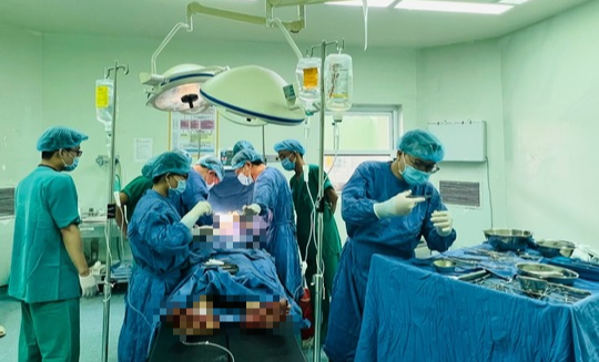Nam thanh niên không rõ lai lịch bị chém nhiều nhát, máu chảy ướt cả người