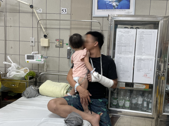 Cháy chung cư mini: Vợ chồng ôm con đu dây nhảy xuống