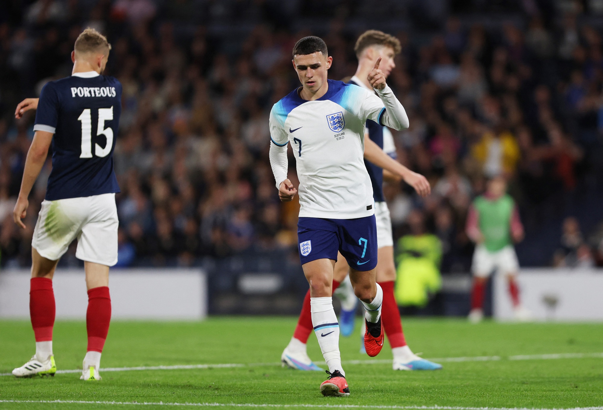 Maguire g&acirc;y thảm họa, tuyển Anh vẫn hạ Scotland cuộc đối đầu thứ 150 - Ảnh 2.