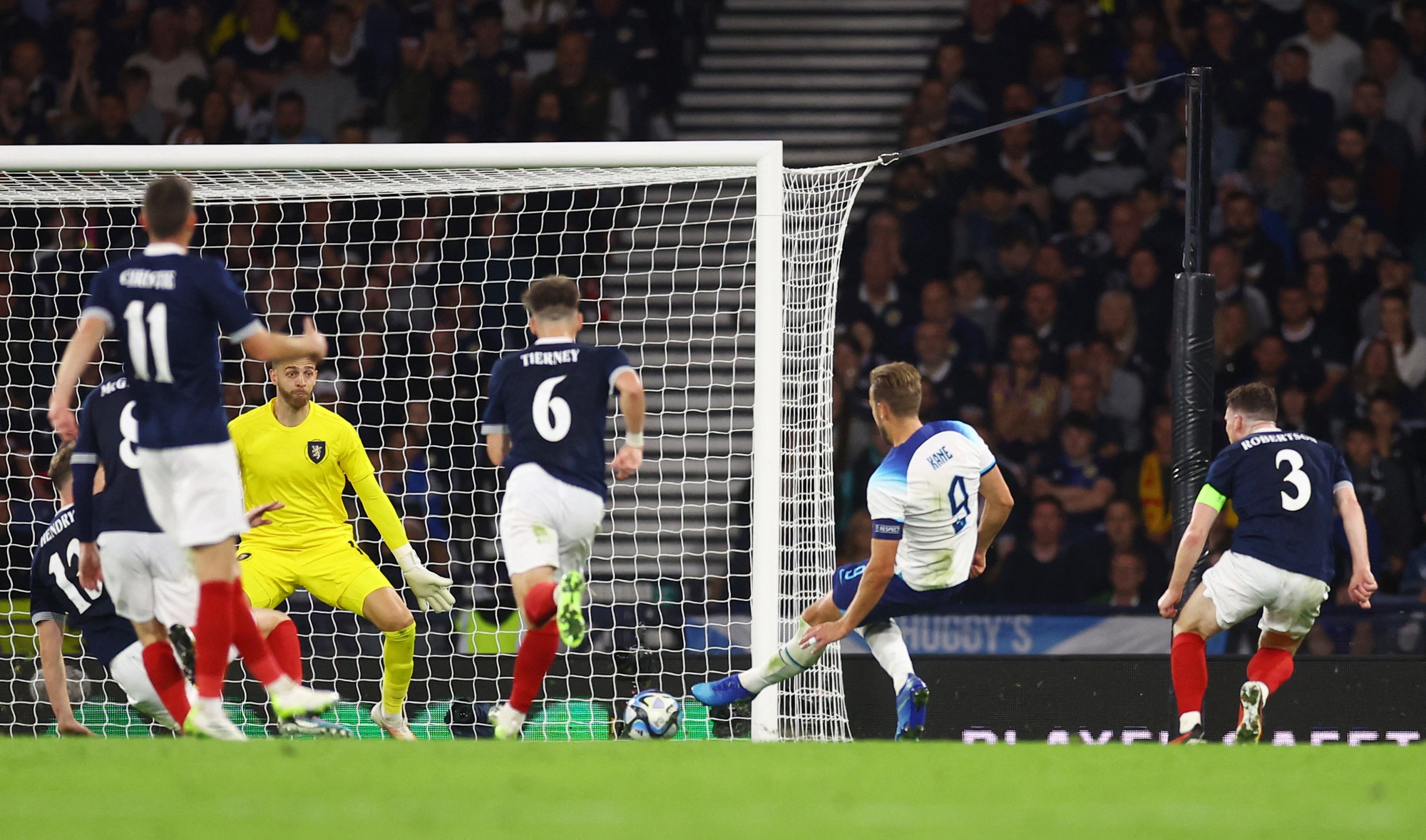 Maguire g&acirc;y thảm họa, tuyển Anh vẫn hạ Scotland cuộc đối đầu thứ 150 - Ảnh 5.