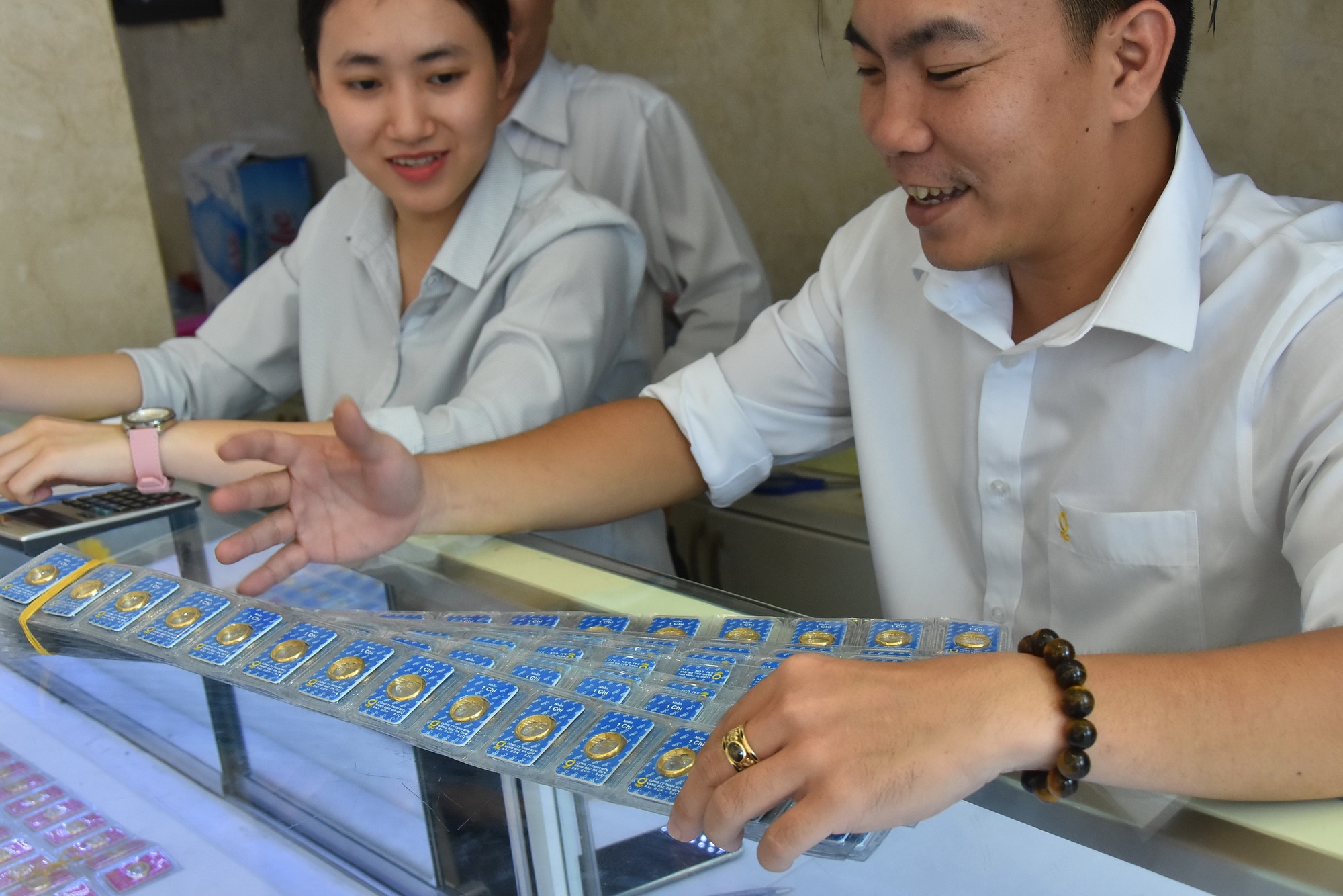 Gi&aacute; v&agrave;ng h&ocirc;m nay 14-9: Tiếp tục giảm, lạm ph&aacute;t tại Mỹ n&oacute;ng l&ecirc;n - Ảnh 1.