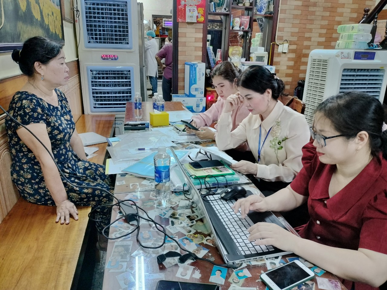 Hơn 50 người nhập viện sau khi ăn bánh mì Phượng, có ít nhất 23 người nước ngoài - Ảnh 1.