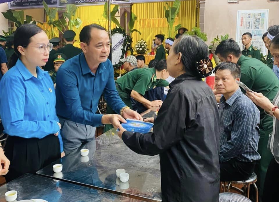 C&ocirc;ng đo&agrave;n Việt Nam thăm hỏi, hỗ trợ gia đ&igrave;nh đo&agrave;n vi&ecirc;n tử vong trong vụ ch&aacute;y chung cư mini - Ảnh 5.
