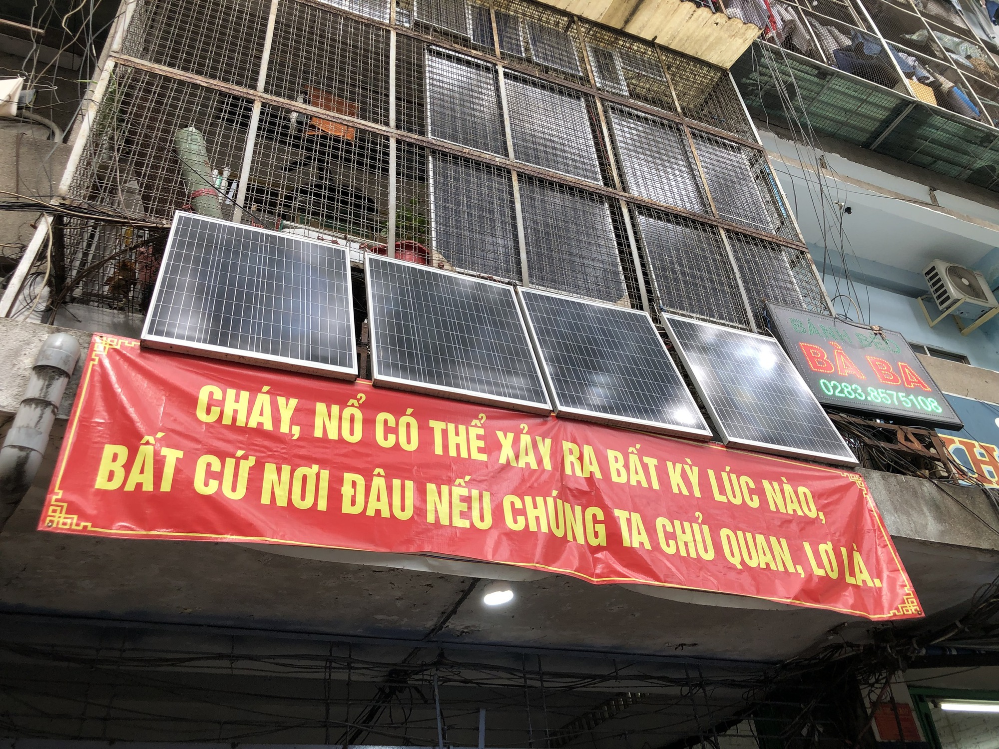 TP HCM: Cư xá không có báo cháy tự động, dân đánh kẻng để báo hoả hoạn