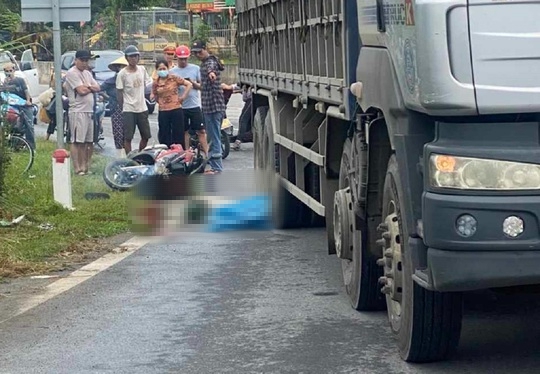 Va chạm xe tải, 1 người phụ nữ đi xe m&aacute;y tử vong, người dập n&aacute;t 2 ch&acirc;n - Ảnh 1.