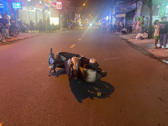 H&igrave;nh ảnh dựng lại hiện trường vụ người mẹ g&otilde; cửa từng nh&agrave; t&igrave;m nguy&ecirc;n nh&acirc;n c&aacute;i chết của con - Ảnh 1.
