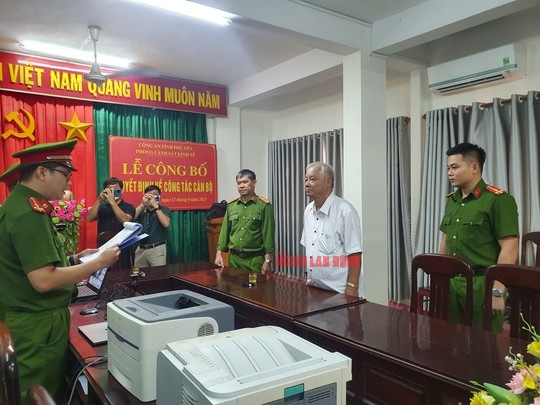 Tống đạt quyết định khởi tố nguy&ecirc;n Chủ tịch UBND tỉnh Ph&uacute; Y&ecirc;n Phạm Đ&igrave;nh Cự - Ảnh 4.