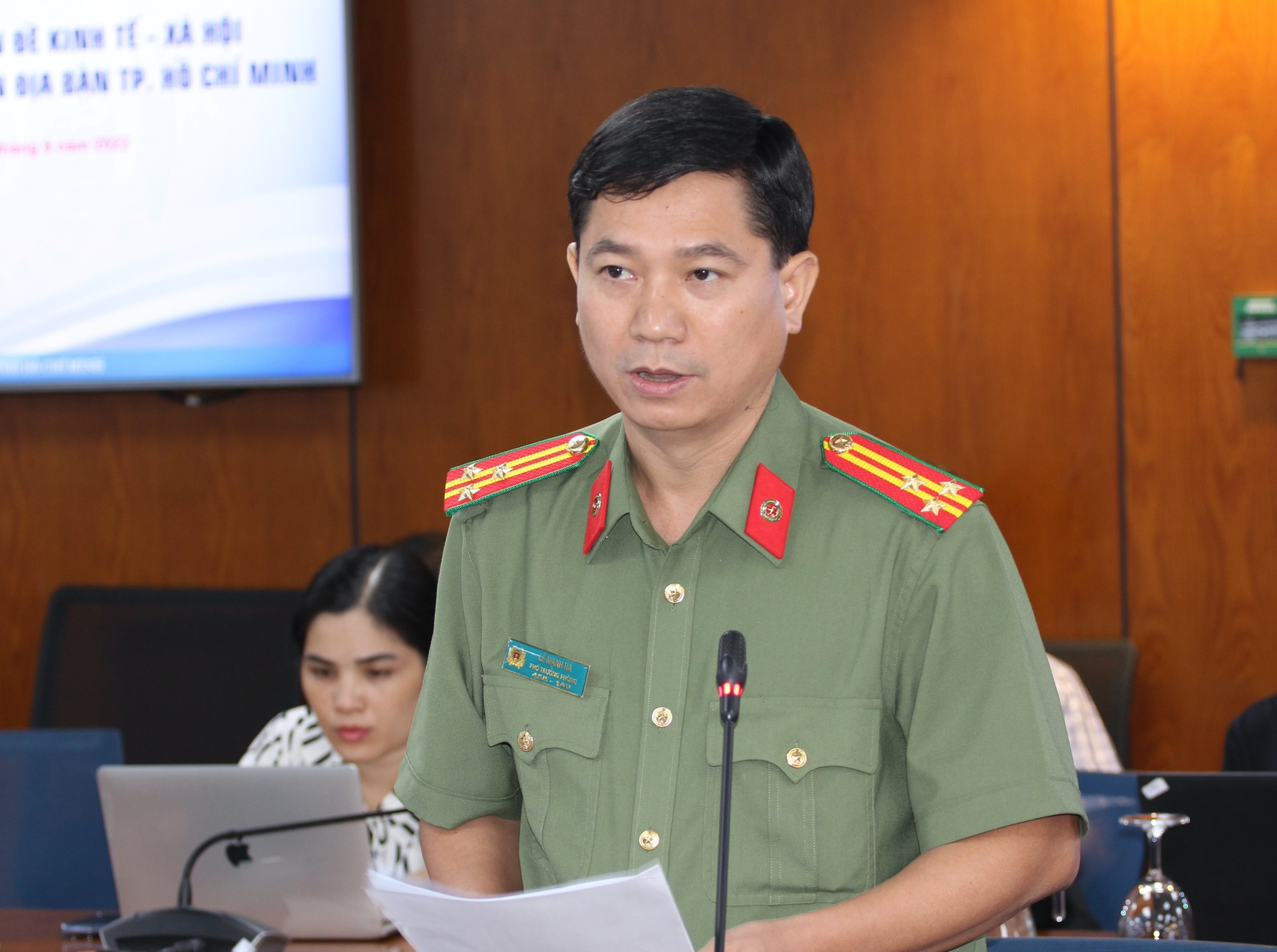 Công an TP HCM hướng dẫn người dân cách thoát hiểm khi cháy chung cư - Ảnh 1.