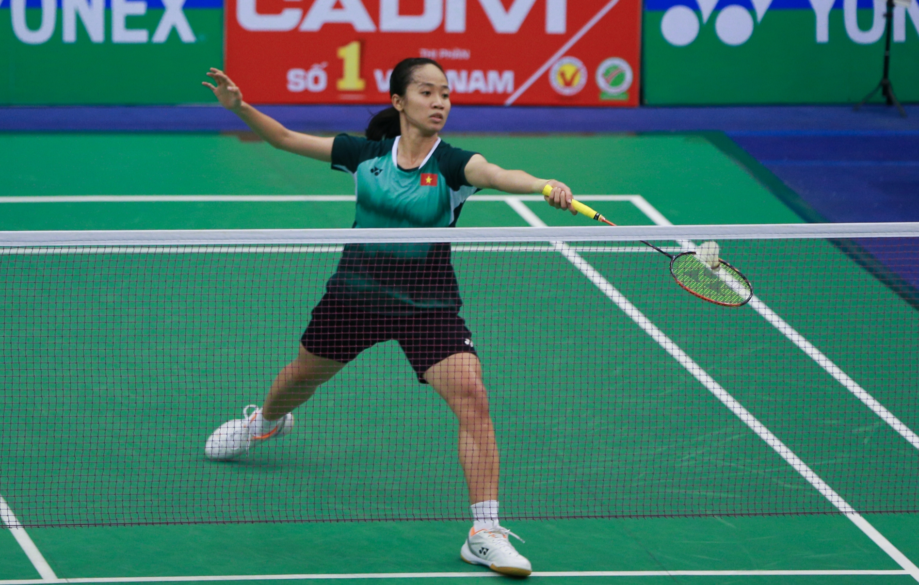 Nguyễn Th&ugrave;y Linh dễ d&agrave;ng đ&aacute;nh bại đ&agrave;n em gi&agrave;nh quyền v&agrave;o tứ kết Việt Nam mở rộng 2023 - Ảnh 3.