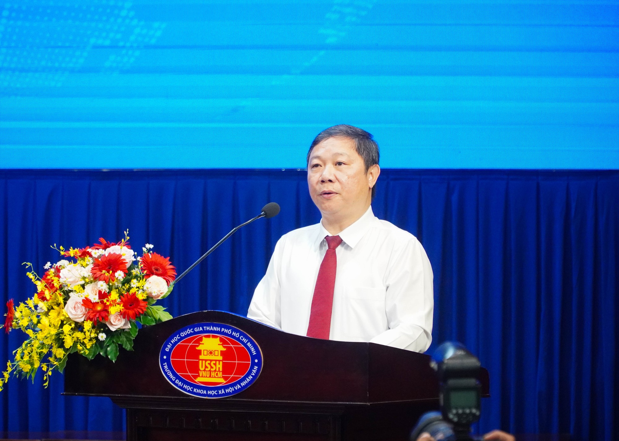Nguy&ecirc;n Ph&oacute; Thủ tướng Đức giao lưu c&ugrave;ng sinh vi&ecirc;n TP HCM  - Ảnh 1.