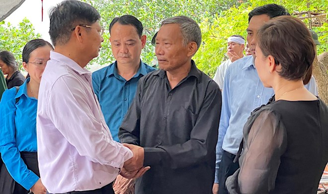 Công đoàn Việt Nam thăm hỏi, hỗ trợ gia đình đoàn viên tử vong trong vụ cháy chung cư mini