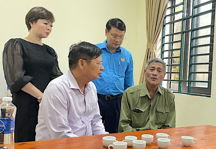 C&ocirc;ng đo&agrave;n Việt Nam thăm hỏi, hỗ trợ gia đ&igrave;nh đo&agrave;n vi&ecirc;n tử vong trong vụ ch&aacute;y chung cư mini - Ảnh 3.
