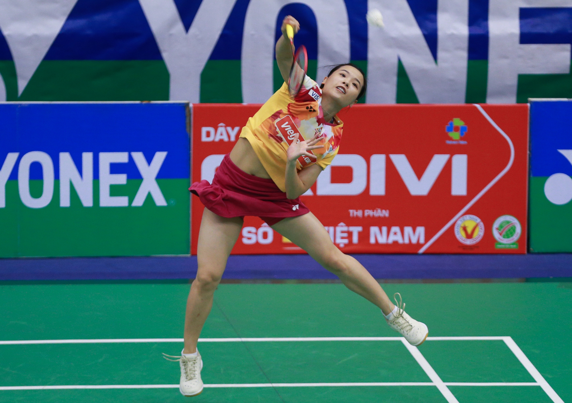 Nguyễn Th&ugrave;y Linh dễ d&agrave;ng đ&aacute;nh bại đ&agrave;n em gi&agrave;nh quyền v&agrave;o tứ kết Việt Nam mở rộng 2023 - Ảnh 7.