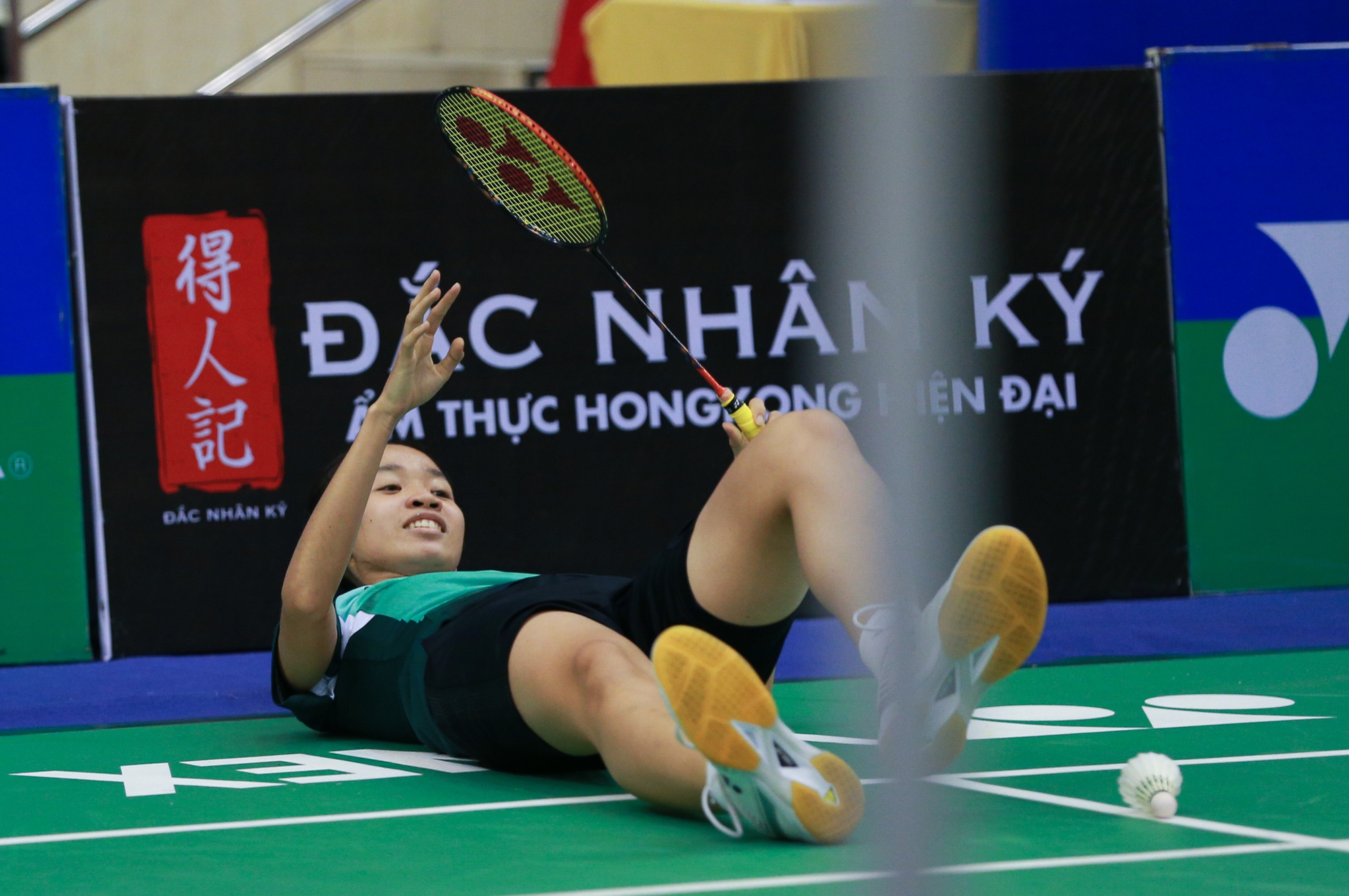 Nguyễn Th&ugrave;y Linh dễ d&agrave;ng đ&aacute;nh bại đ&agrave;n em gi&agrave;nh quyền v&agrave;o tứ kết Việt Nam mở rộng 2023 - Ảnh 8.