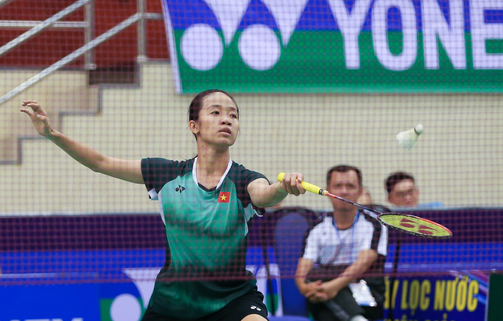 Nguyễn Th&ugrave;y Linh dễ d&agrave;ng đ&aacute;nh bại đ&agrave;n em gi&agrave;nh quyền v&agrave;o tứ kết Việt Nam mở rộng 2023 - Ảnh 10.