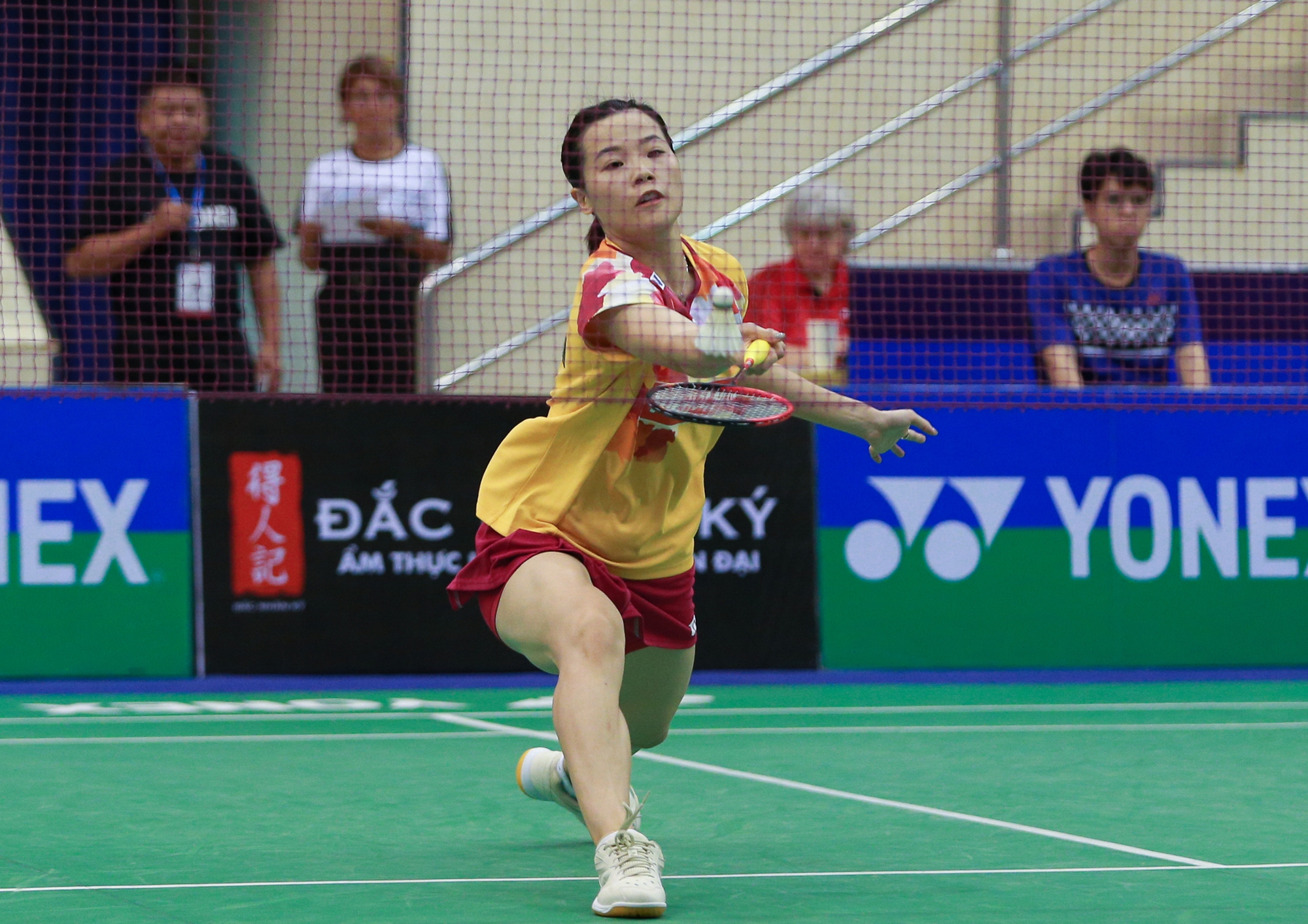 Nguyễn Th&ugrave;y Linh dễ d&agrave;ng đ&aacute;nh bại đ&agrave;n em gi&agrave;nh quyền v&agrave;o tứ kết Việt Nam mở rộng 2023 - Ảnh 5.