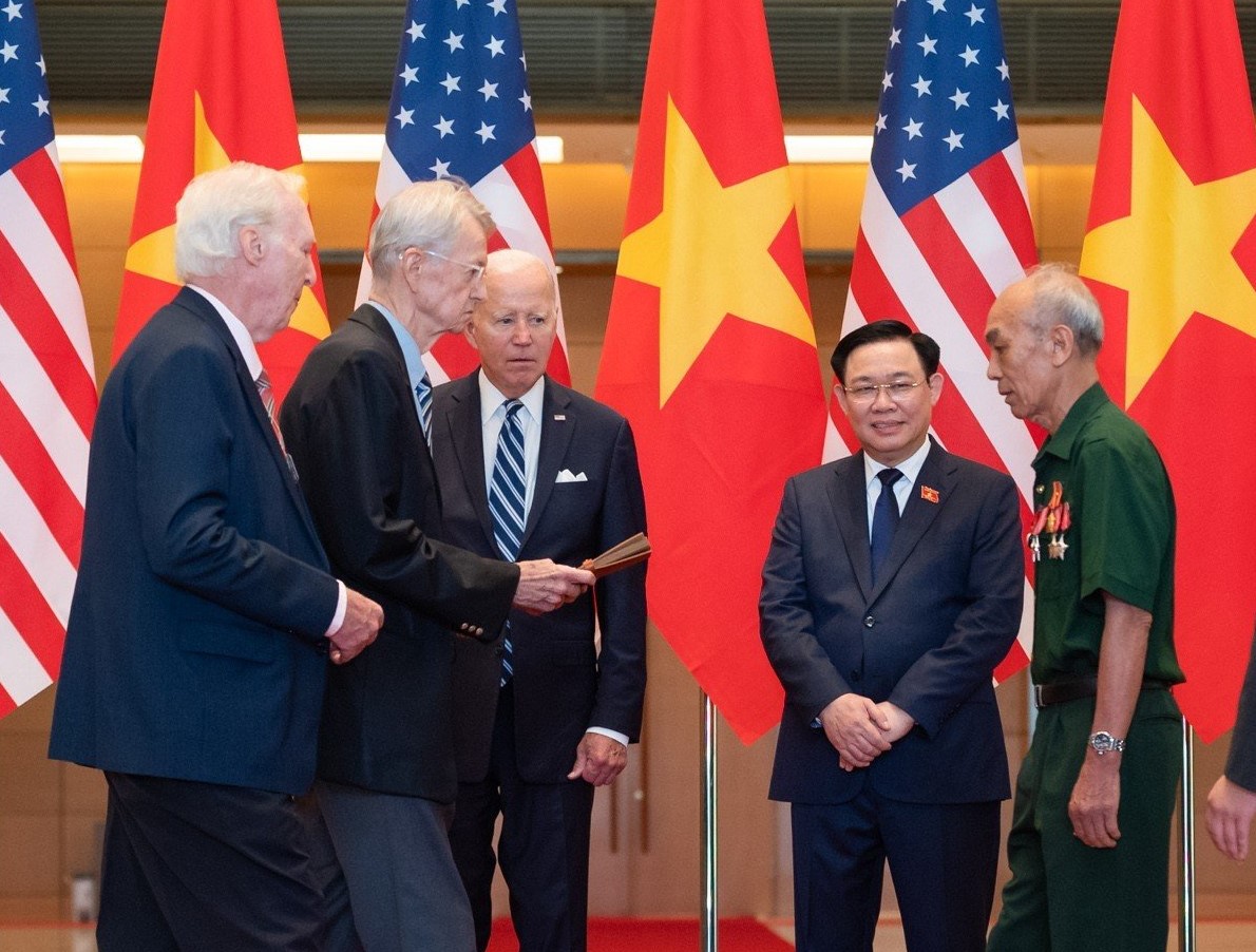 Đại sứ Mỹ n&oacute;i về những gi&acirc;y ph&uacute;t x&uacute;c động trong chuyến thăm của Tổng thống Joe Biden - Ảnh 3.