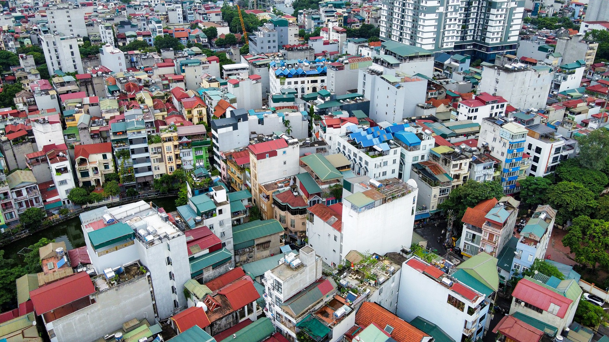 Cận cảnh h&agrave;ng loạt chung cư mini bịt k&iacute;n kh&ocirc;ng lối tho&aacute;t - Ảnh 2.