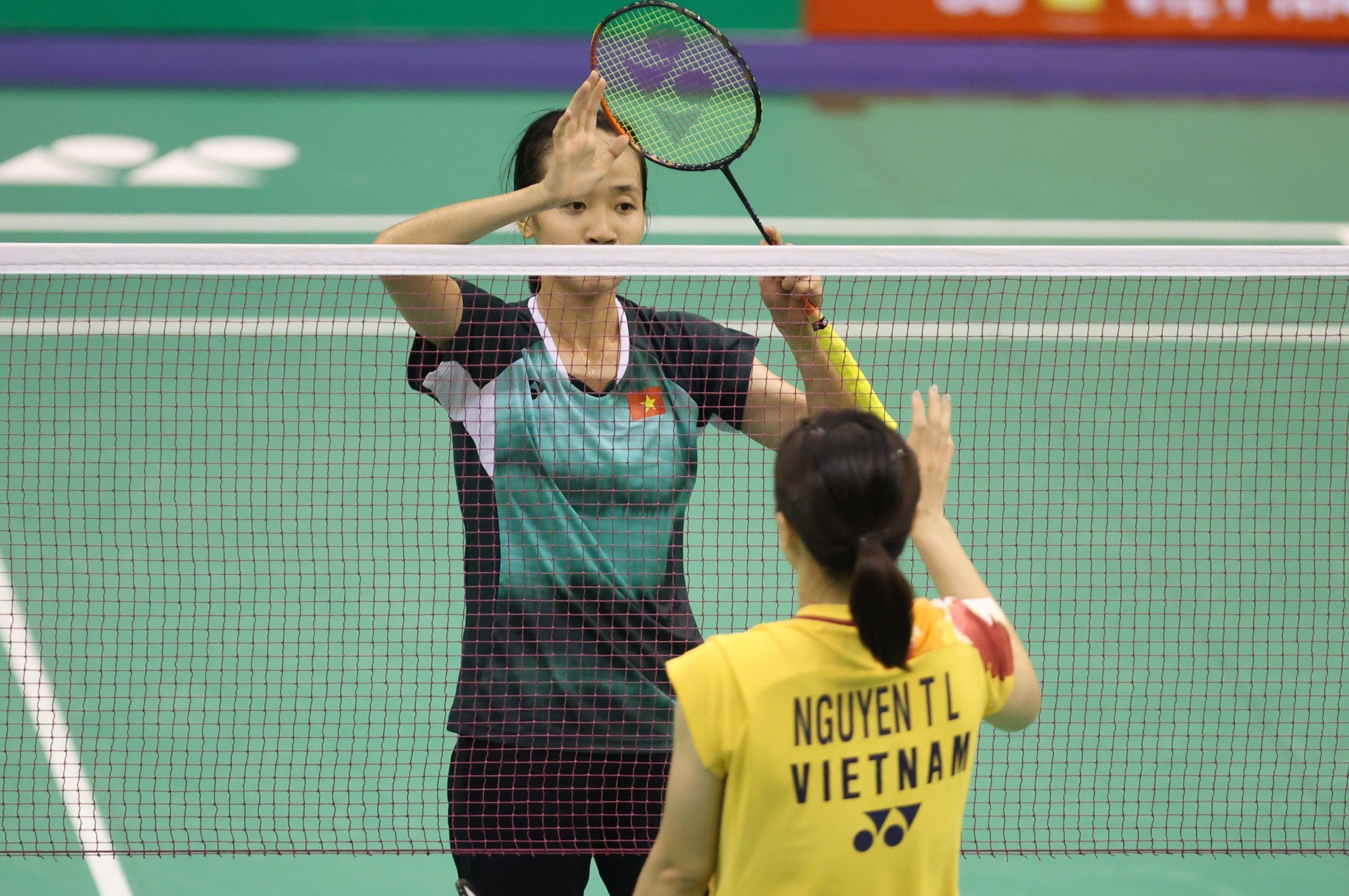 Nguyễn Th&ugrave;y Linh dễ d&agrave;ng đ&aacute;nh bại đ&agrave;n em gi&agrave;nh quyền v&agrave;o tứ kết Việt Nam mở rộng 2023 - Ảnh 2.