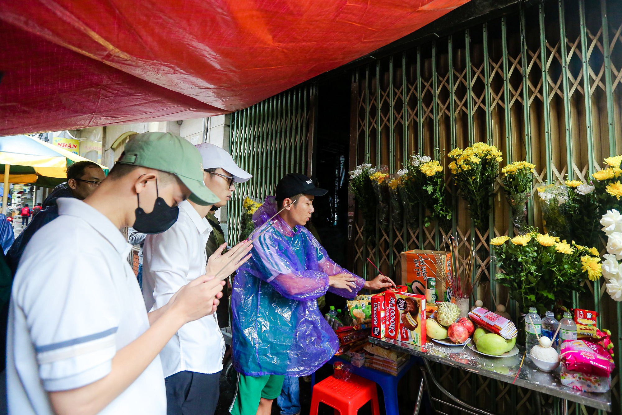 Người dân đội mưa tới thắp hương tưởng niệm các nạn nhân vụ cháy chung cư mini - Ảnh 7.