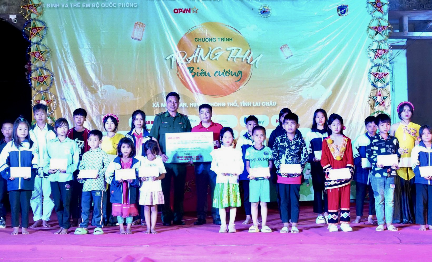 H&agrave;ng ng&agrave;n l&aacute; cờ Tổ quốc đến với người d&acirc;n v&ugrave;ng bi&ecirc;n giới tỉnh Lai Ch&acirc;u - Ảnh 3.