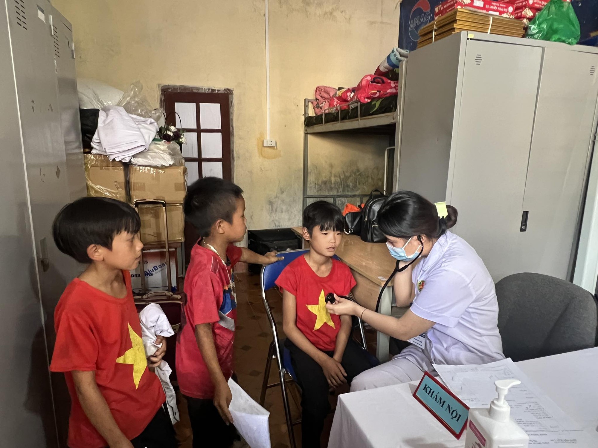 H&agrave;ng ng&agrave;n l&aacute; cờ Tổ quốc đến với người d&acirc;n v&ugrave;ng bi&ecirc;n giới tỉnh Lai Ch&acirc;u - Ảnh 7.