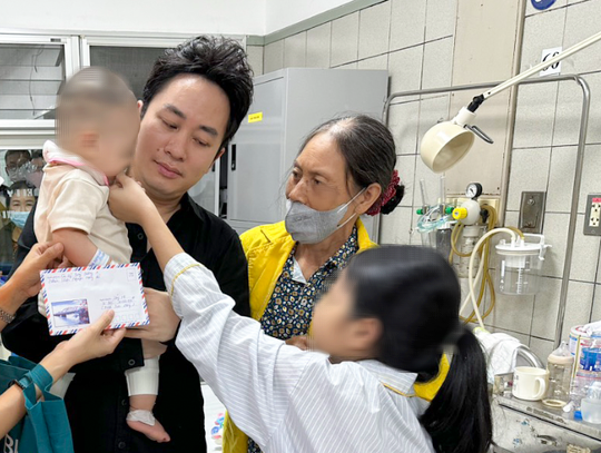 T&ugrave;ng Dương, Tăng Duy T&acirc;n chia buồn với nạn nh&acirc;n vụ ch&aacute;y chung cư mini ở H&agrave; Nội - Ảnh 1.