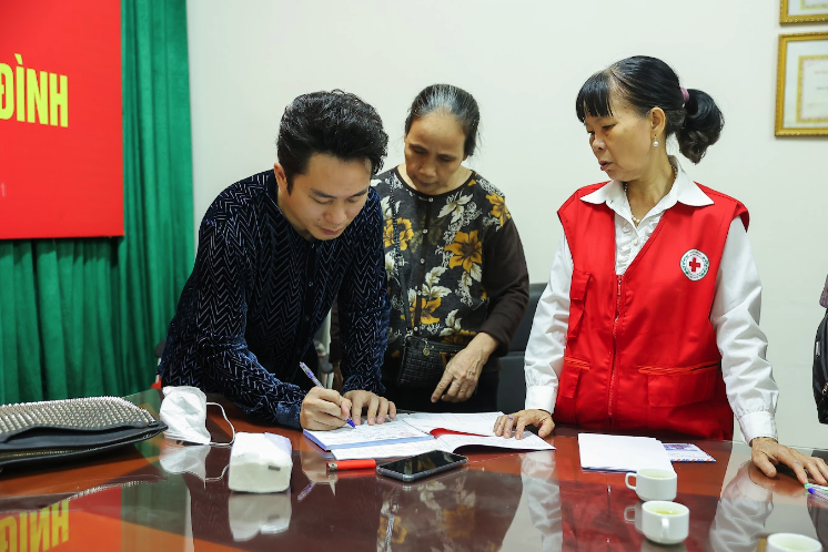 T&ugrave;ng Dương, Tăng Duy T&acirc;n chia buồn với nạn nh&acirc;n vụ ch&aacute;y chung cư mini ở H&agrave; Nội - Ảnh 6.